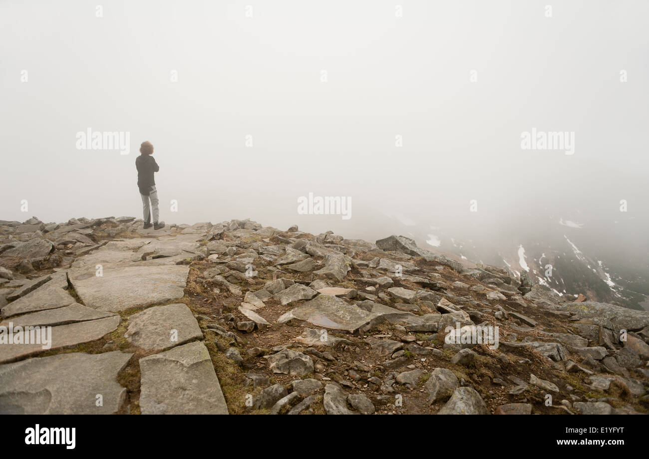 Frau im Nebel am Gipfel Babia Gora oder Diablak genannt Stockfoto
