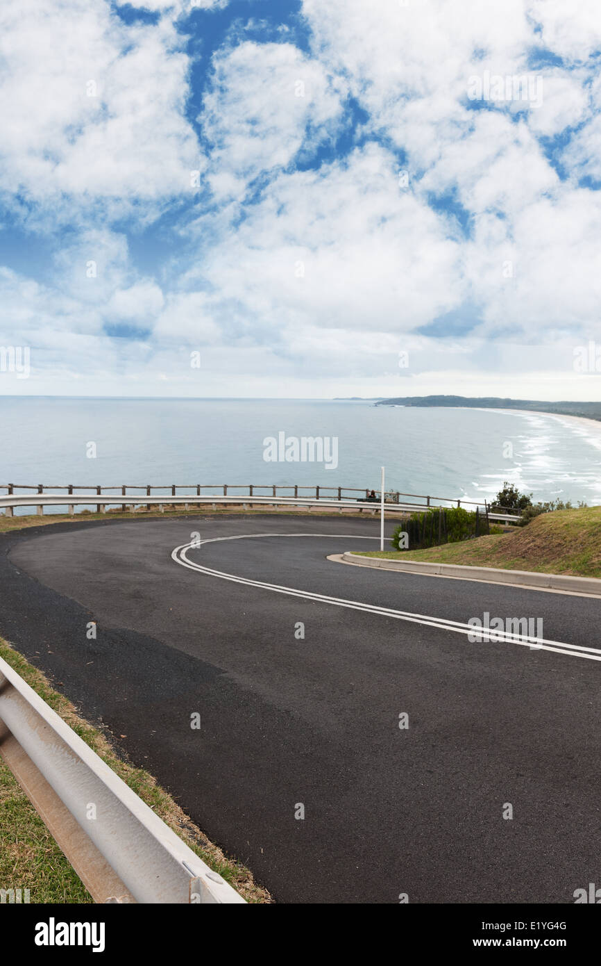 Rechtskurve Bergstraße nahe dem Meer unter blauem Himmel Stockfoto