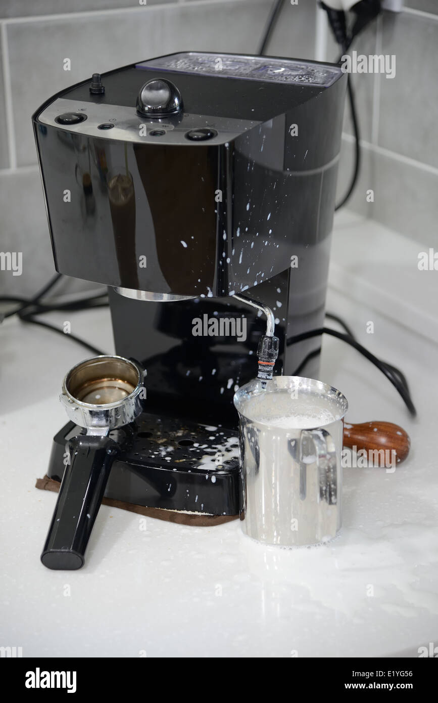 Espresso-Maschine und geschäumter Milch bespritzt Küche Stockfoto