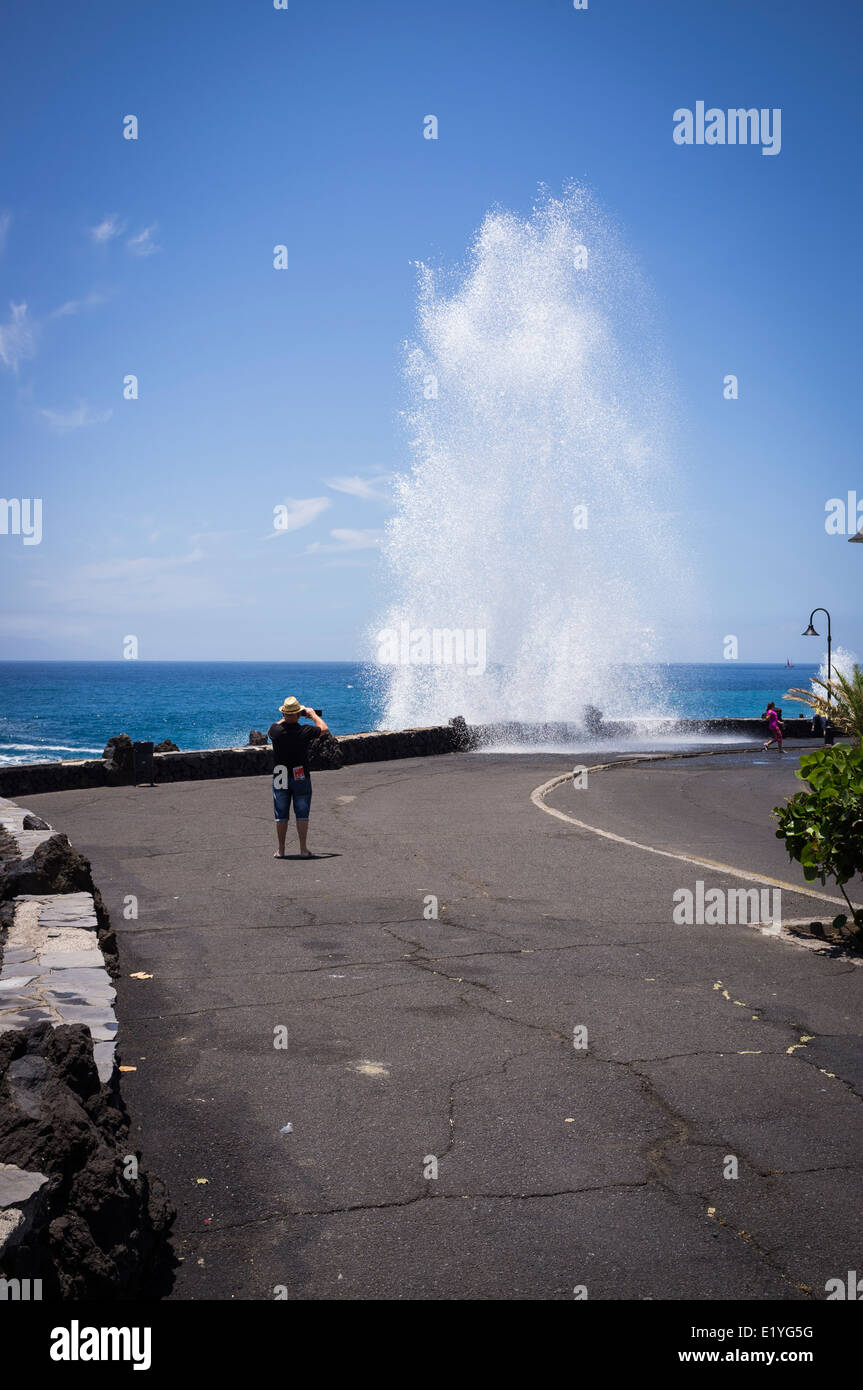 Wellen brechen hoch in die Luft nach dem Absturz gegen den Deich und bricht auf der Straße in Playa San Juan, Teneriffa, Stockfoto