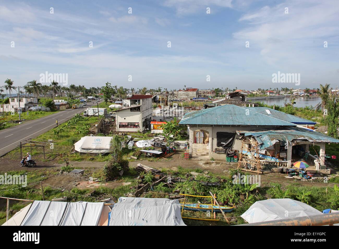 Eine Gesamtansicht der Barangay 88, San Jose, Tacloban City. Am 8. November 2013 verwüsteten Haiyan, eines der mächtigsten Taifun je Land, treffen Ost-Visayas verlassen Tausende Tote und Obdachlose. Die Regierung schätzt 16 Millionen Menschen durch den Taifun mit 6.300 Tote gemeldet und Tausende mehr fehlende betroffen sind. Gehäuse und Lebensunterhalt gehören zu den Herausforderungen in den Rehabilitationsprozess in Haiyan betroffenen Gebieten sieben Monate nach der Katastrophe. (Foto von Mark Fredesjed R. Cristino / Pacific Press) Stockfoto