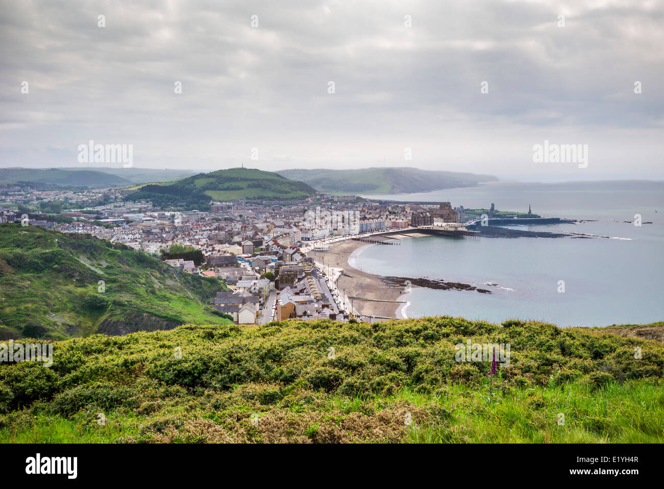 Ein Blick von der Spitze des Constitution Hill mit Blick auf die Küstenstadt Aberystwyth mit Sandstrand und Cardigan Bay. Stockfoto