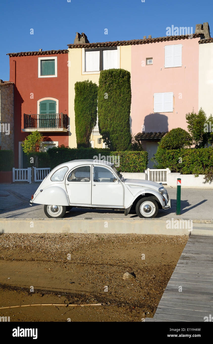 Vintage White Citroën 2CV oder Veteran Auto geparkt in Port Grimaud Resort Stadt Var Côte d ' Azur Frankreich Stockfoto