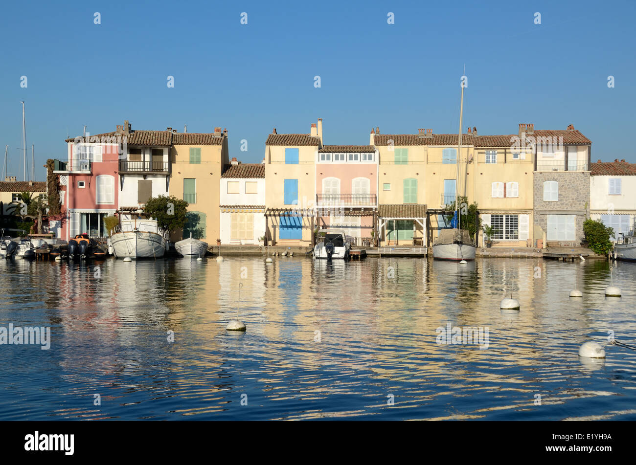 Waterfront oder am Wasser Häuser in den Yachthafen oder den Hafen von Port Grimaud Ferienort Var Côte d'Azur oder französischen Riviera Südfrankreich Stockfoto