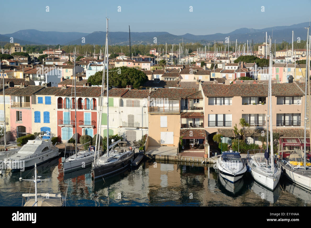 Luftbild oder High-Angle Blick über Yachten und Wasserseite Häuser in Port Grimaud Ferienort Var Côte d'Azur Provence Frankreich Stockfoto