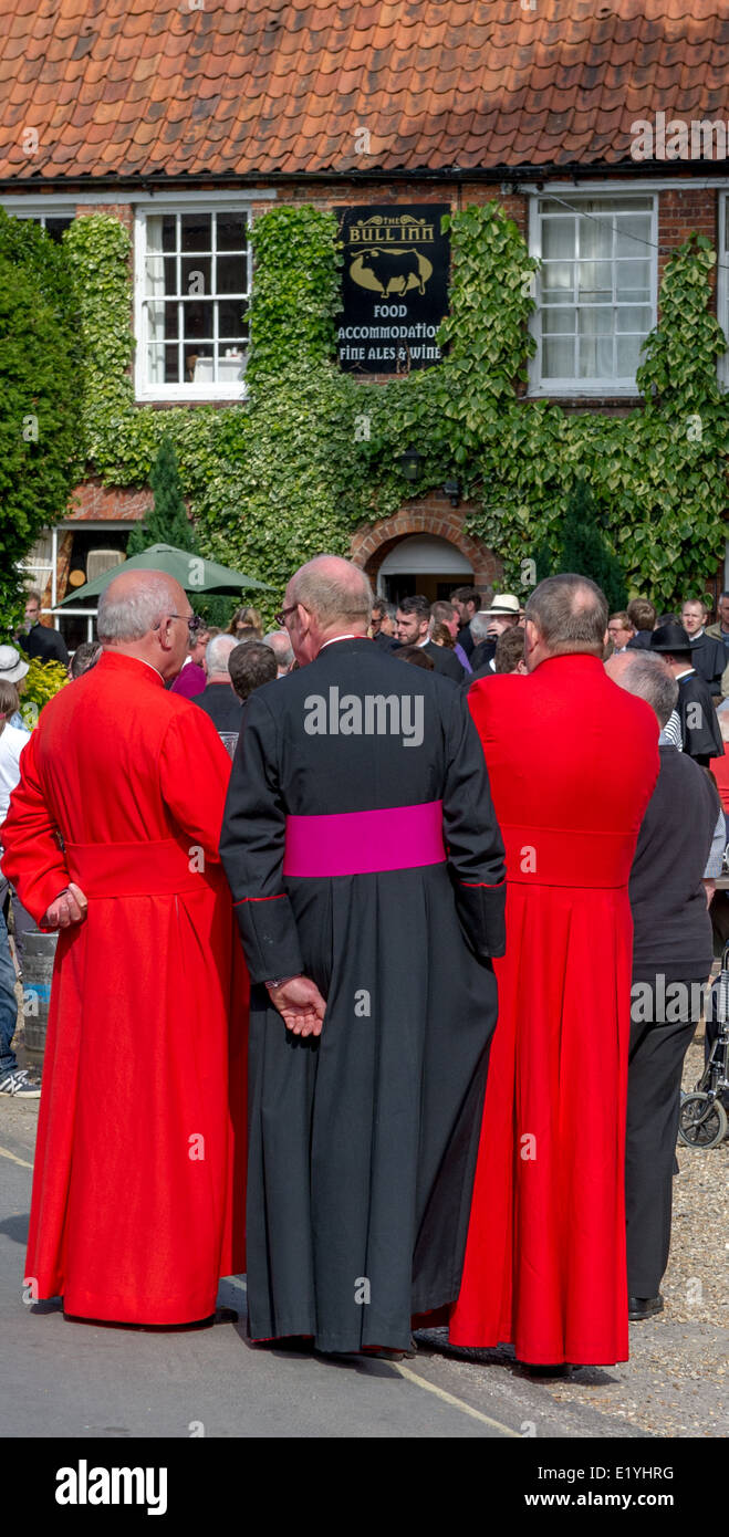 Katholischen Kardinäle, Bischöfe und andere religiöse Anhänger genießen Sie einen Drink und Erfrischungen außerhalb der Bull Inn in Walsingham. Stockfoto