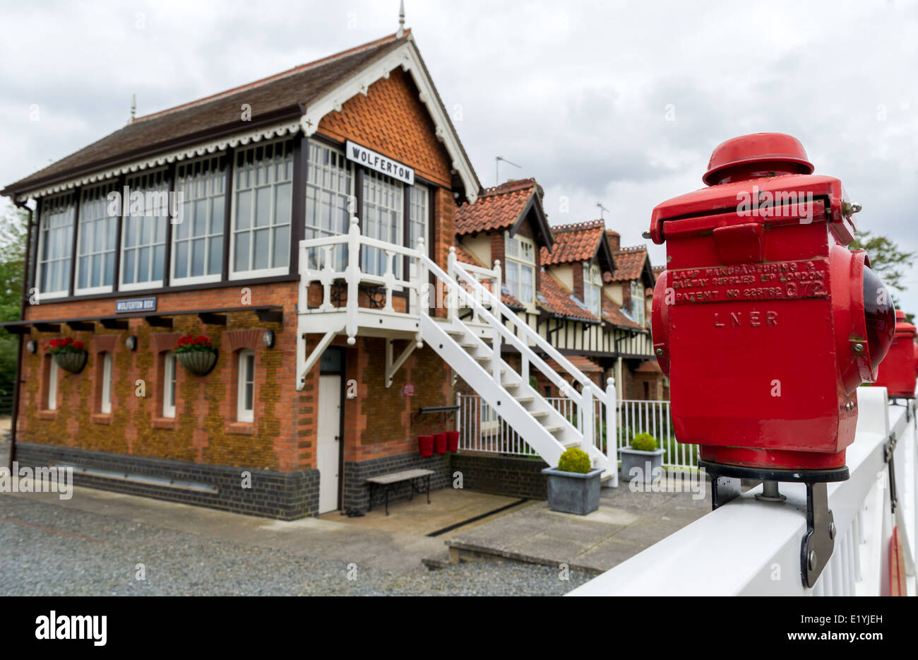 Stillgelegte Stellwerk Wolferton Station In Norfolk, England mit roten Warnleuchten. Stockfoto