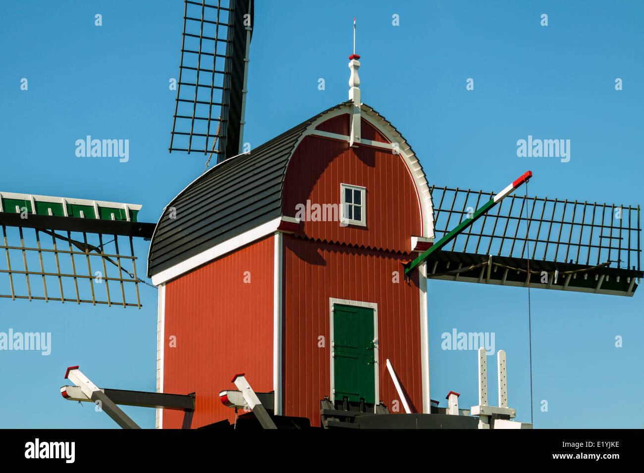 Nahaufnahme der Grosmolen, eine hohle Bockwindmühle oder in niederländischer Sprache namens '' Wipmolen'', befindet sich in Altstrecke, Südholland, Niederlande. Stockfoto