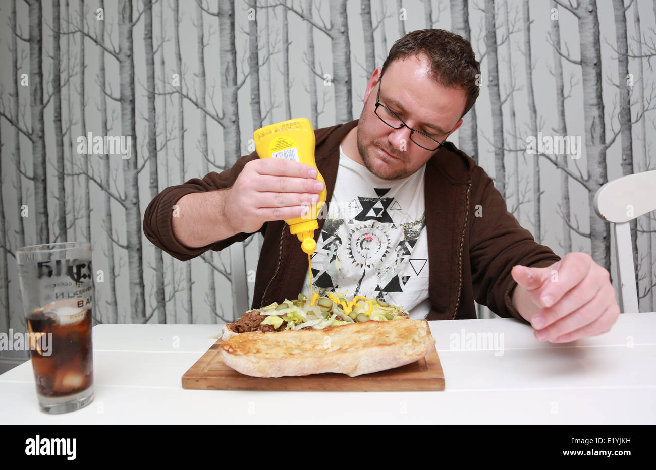 Mann ein großen Sandwich zu essen Stockfoto
