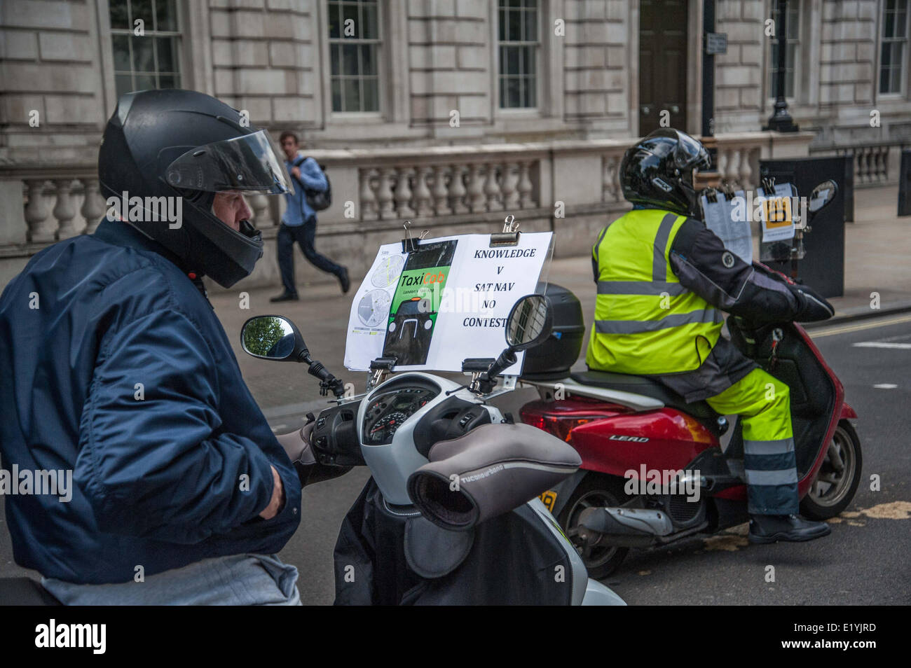 London, UK. 11. Juni 2014.  Ein Fahrer, wobei das Wissen hat Anti-TfL und Ant-Uber Flyer auf seinem Bildschirm als Taxifahrer einen Anti-Uber-Protest im Zentrum von London halten. Eine Reihe von Protest haben durch traditionelle Taxi-Service, die wütend über die mangelnde Regulierung der Kabine Firma Uber sind in ganz Europa statt. Bildnachweis: Pete Maclaine/Alamy Live-Nachrichten Stockfoto