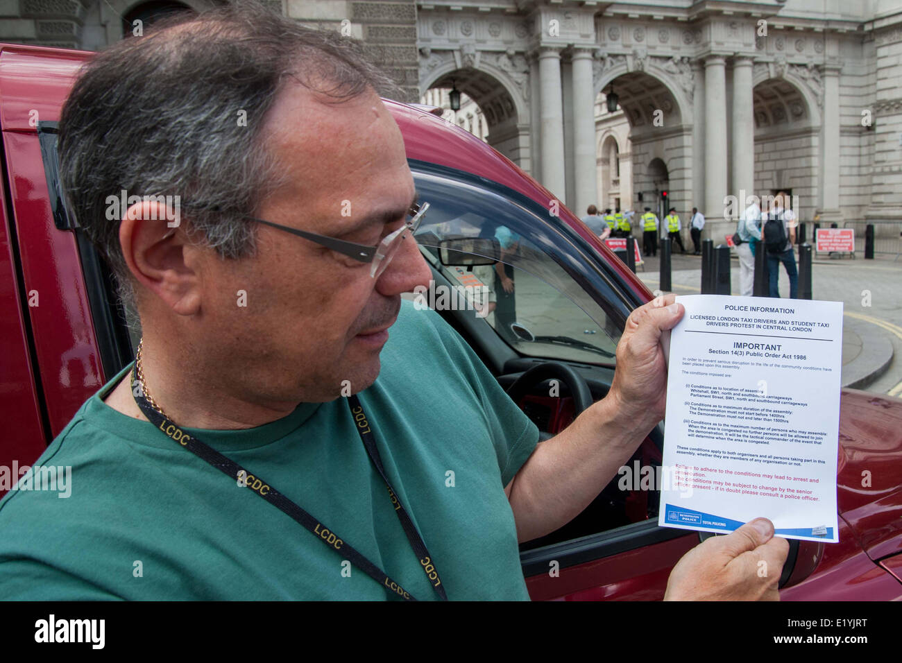 London, UK. 11. Juni 2014.  Polizisten Ausstellung Taxifahrer mit einer Warnung, die sie werden verhaftet, wenn der Protest über 15:00 weiter. Die Taxifahrer halten einen Anti-Uber-Protest im Zentrum von London. Eine Reihe von Protest haben durch traditionelle Taxi-Service, die wütend über die mangelnde Regulierung der Kabine Firma Uber sind in ganz Europa statt. Bildnachweis: Pete Maclaine/Alamy Live-Nachrichten Stockfoto