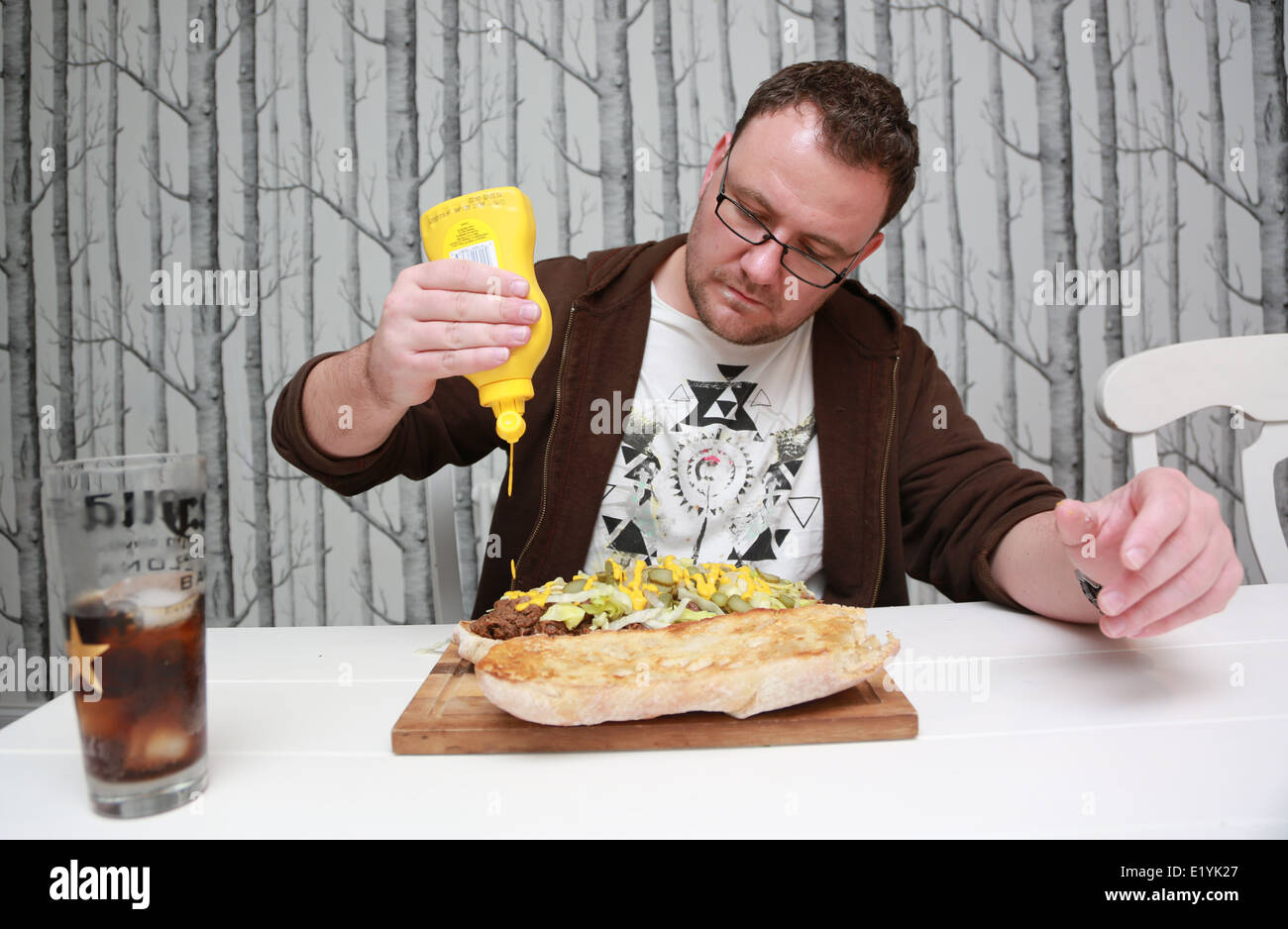 Mann ein großen Sandwich zu essen Stockfoto