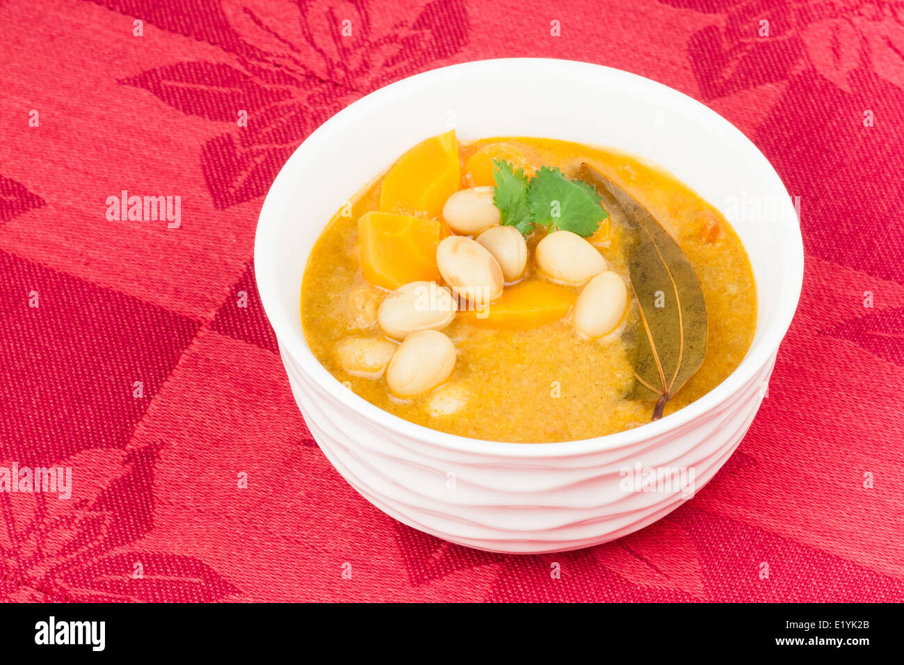Nahaufnahme der Leckeres indisches Gemüse-Curry. Es wird mit Karotten, Bohnen und verschiedenen Gewürzen zubereitet. Stockfoto