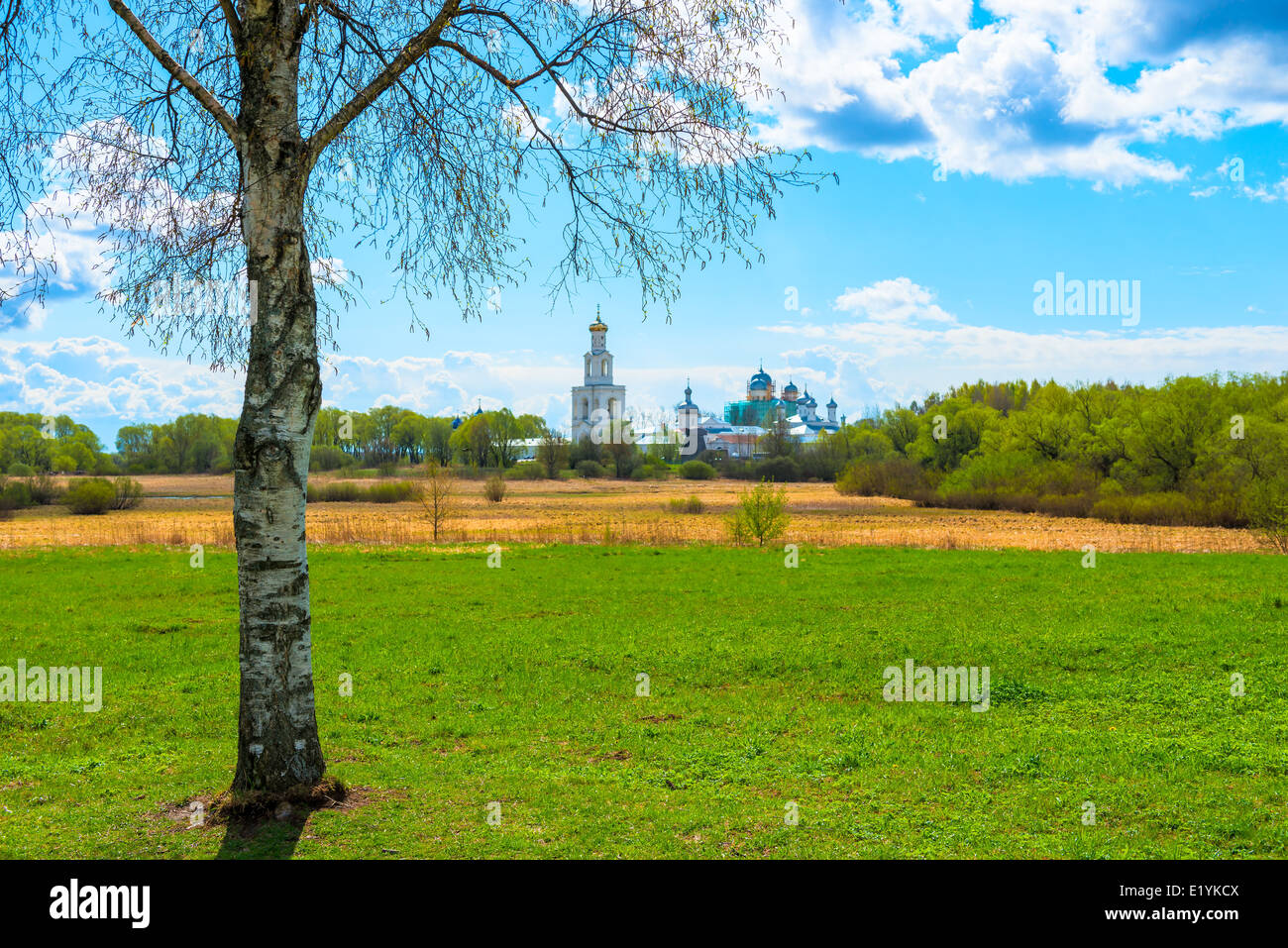 schöne Aussicht auf das Feld und das orthodoxe Kloster Stockfoto