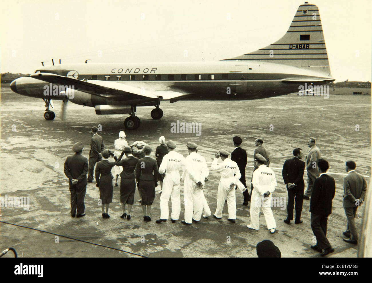 Dieses Foto aus dem Convair/General Dynamics Werk in San Diego zeigt den Fertigungsprozess von Flugzeugen und das Personal, das von 1955 bis 1969 an der Herstellung des CV-440 Condor und anderer Modelle beteiligt war. Das Unternehmen war in dieser Zeit ein wichtiger Bestandteil der Entwicklung der kommerziellen und militärischen Luftfahrt. Stockfoto