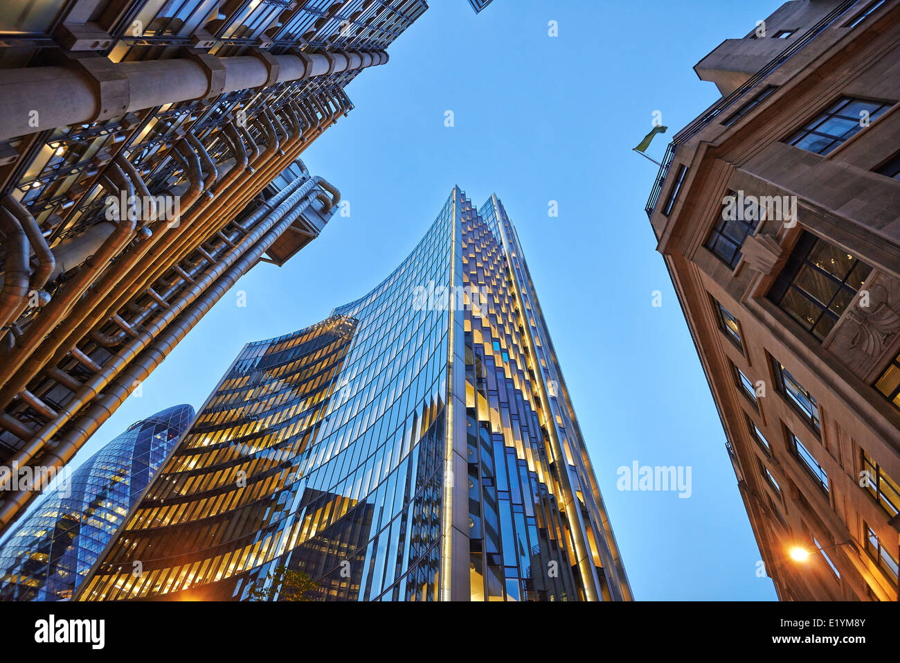 Drei verschiedene Arten von Architektur mit kommerziellen Büro Gebäude außen. Abends Blick auf unteren Wolkenkratzer. Stockfoto
