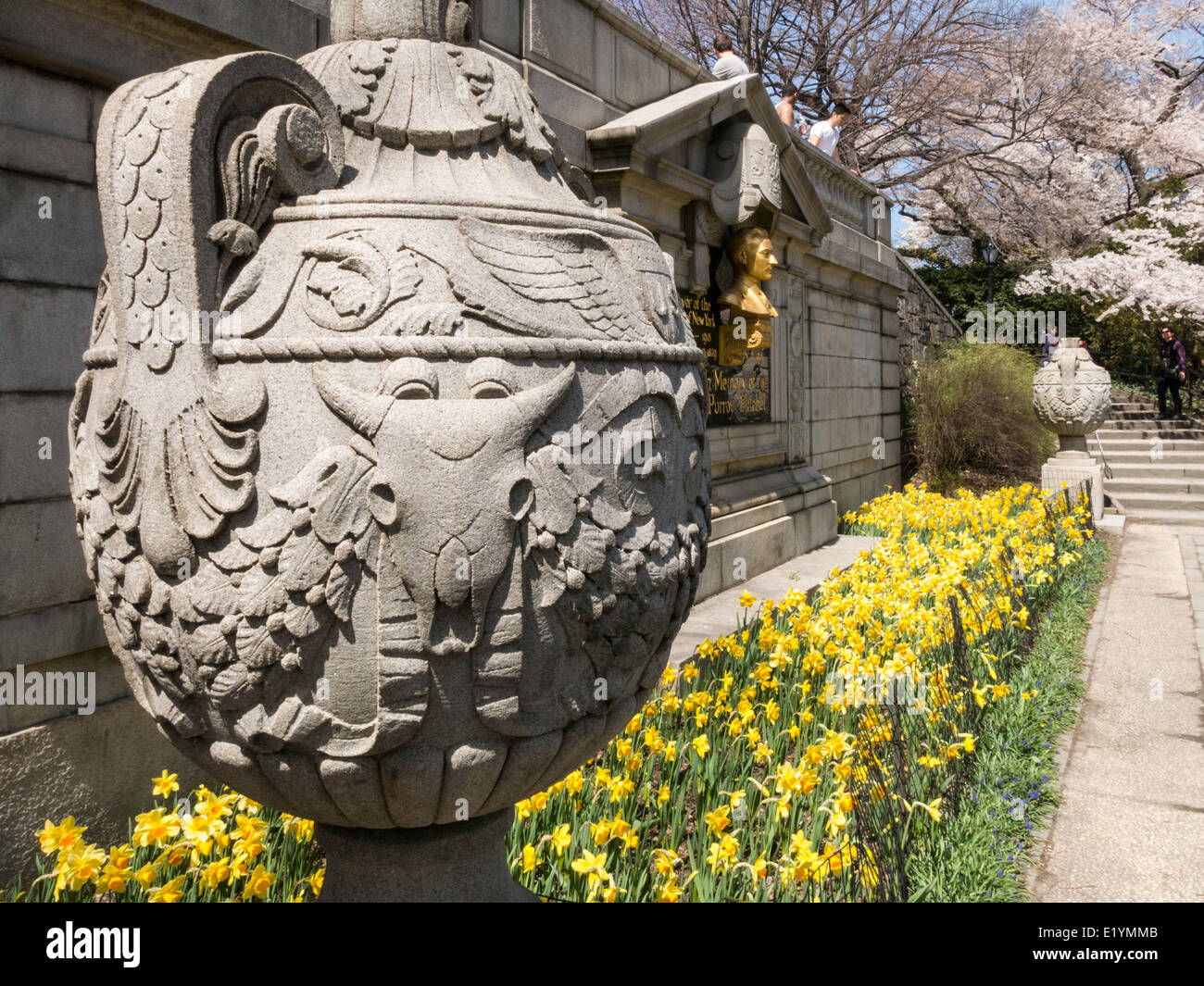 Büffelschädel Carven auf dekorative Urne, John Purroy Mitchell Denkmal, Central Park, New York Stockfoto