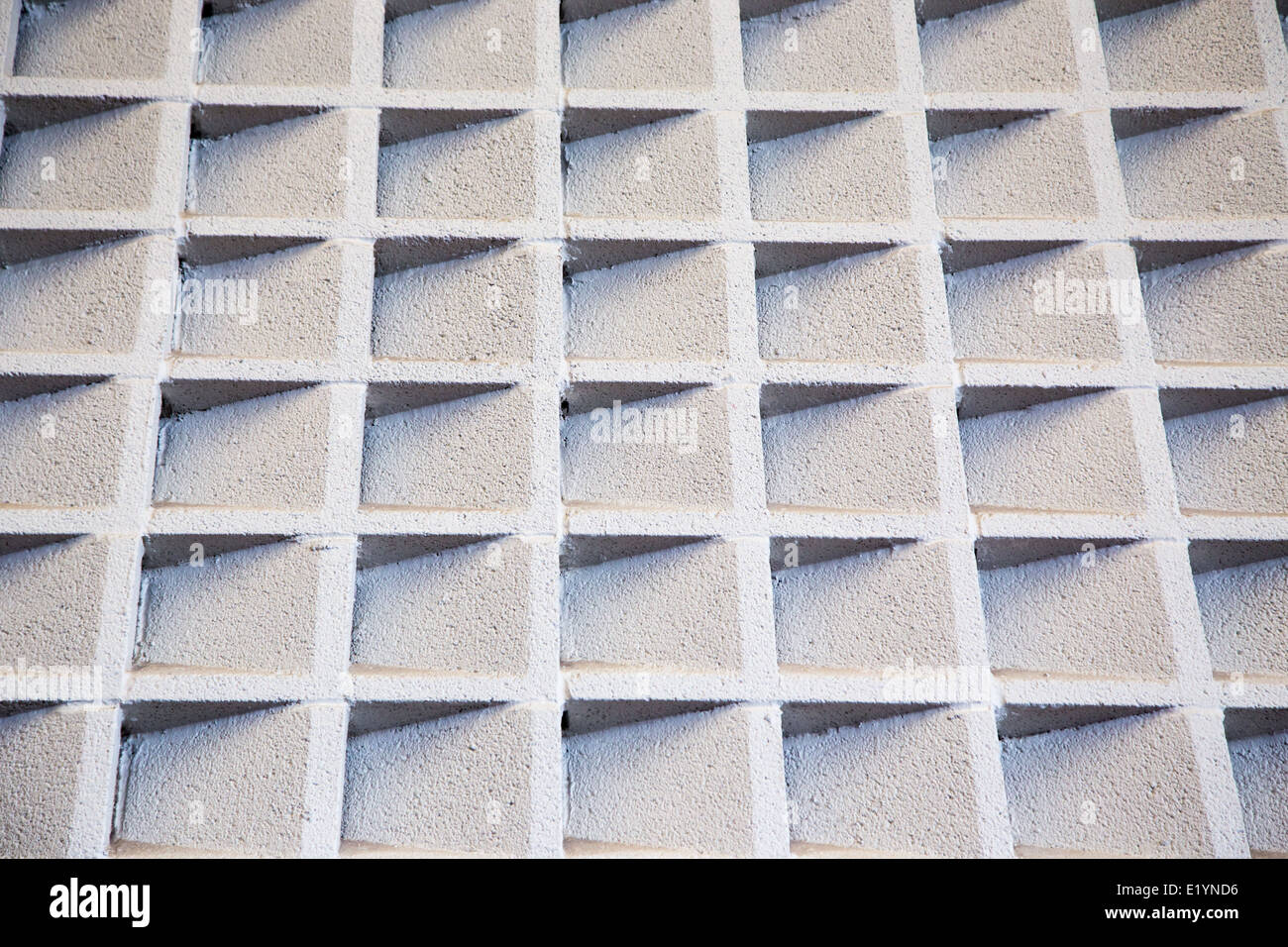 Zement verwirrt an einer Wand, die Akustik zu verbessern. Interessante Hintergrundmuster oder Textur Stockfoto