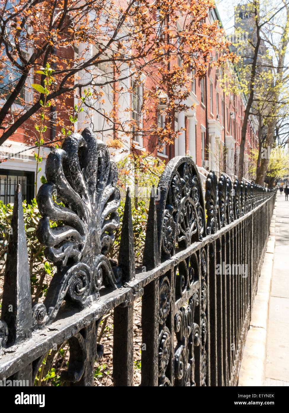 Schmiedeeisen Zaun Detail vor NYU School Brownstones, Washington Square North, NYC Stockfoto