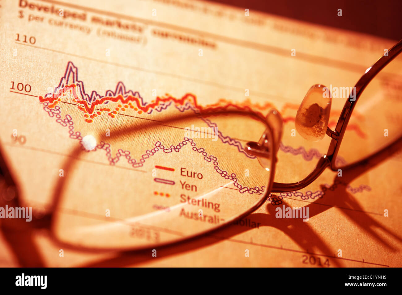Aktien und Aktien Trading. Paar Gläser auf einen Bericht der Handel mit Devisen. Stockfoto