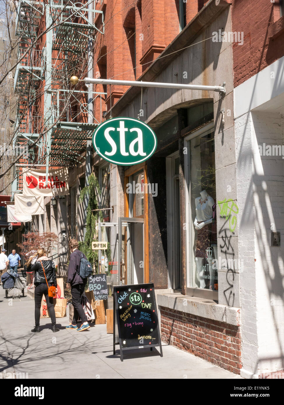 Second Time Around (STA) Zeichen und vordere Fassade, NoLita, NYC, USA Stockfoto