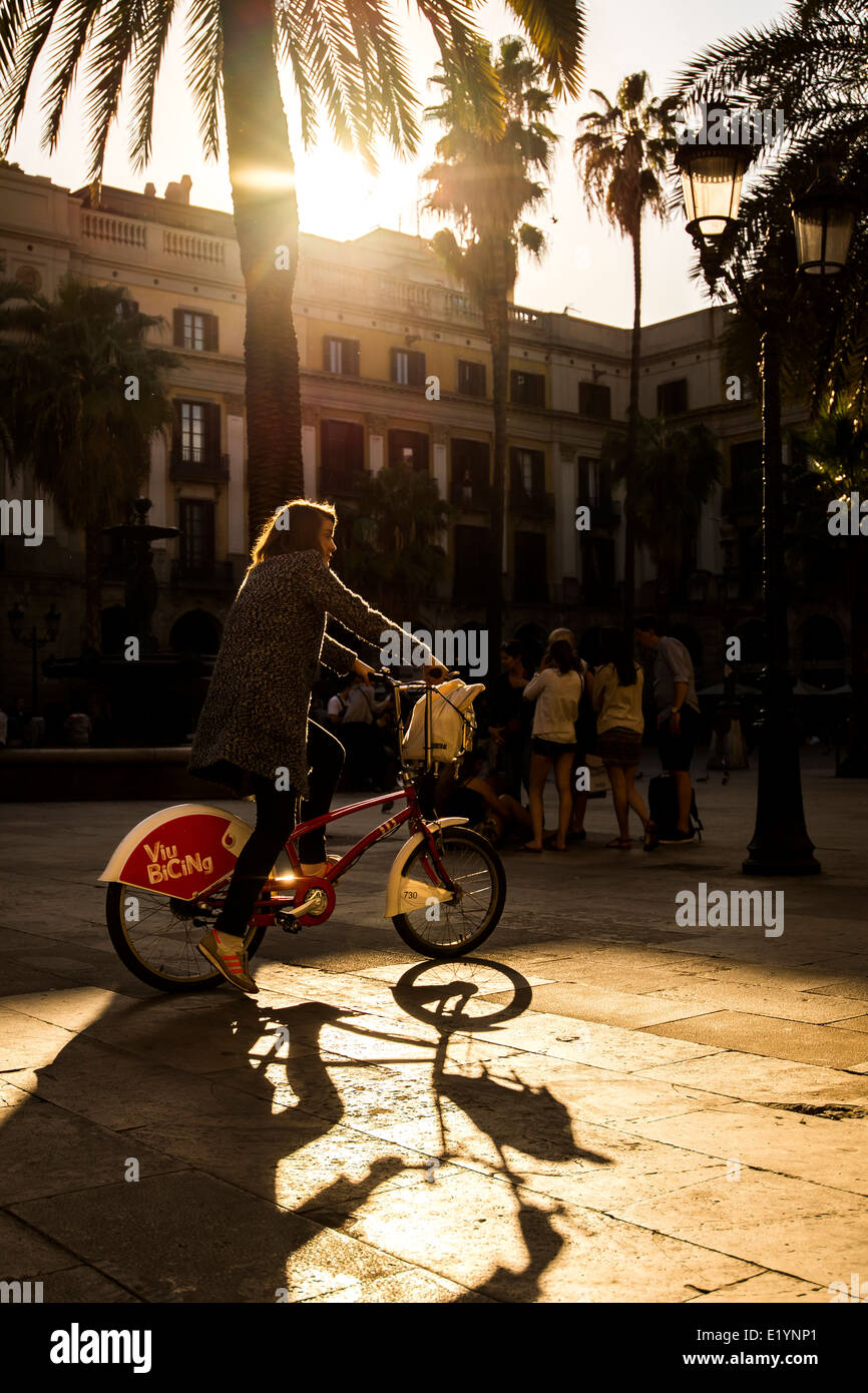 Mädchen Fahrrad bei Sonnenuntergang in Barcelona Stockfoto