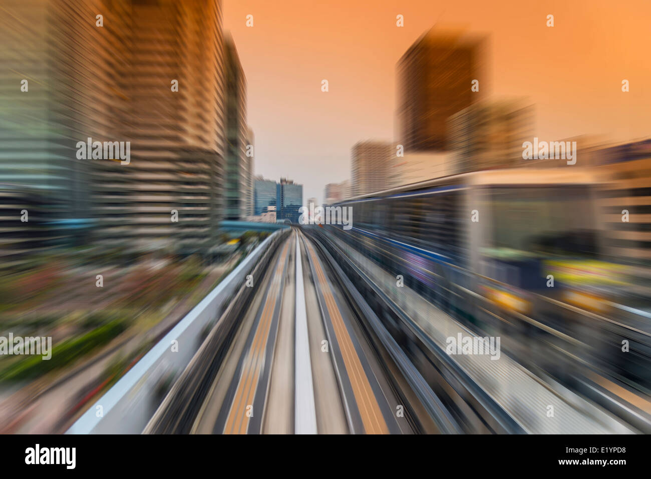 Verschwommene Sicht der Yurikamome automatisiert Führungsschiene Transitzug, Tokyo, Japan Stockfoto
