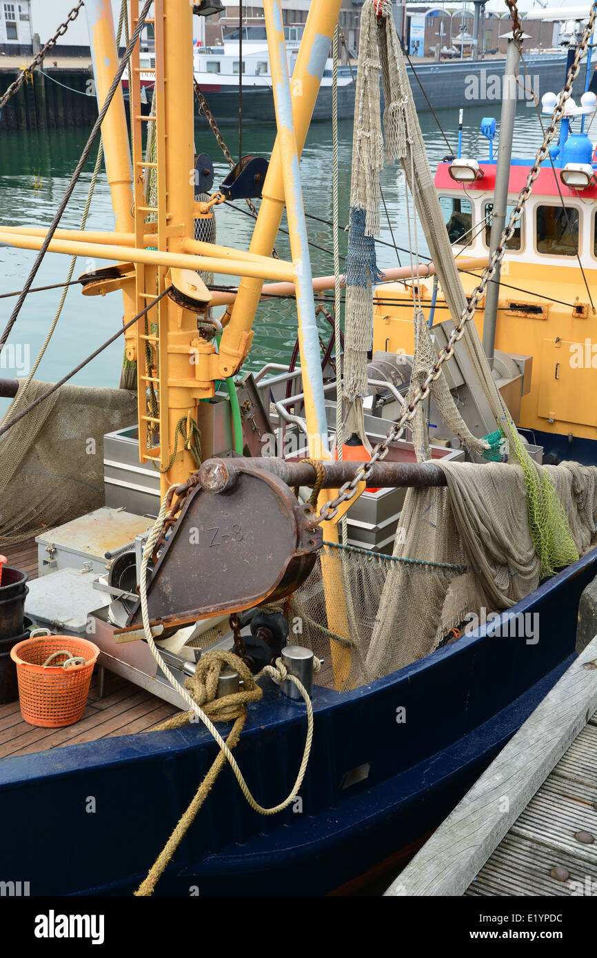 Angelboot/Fischerboot für Nordseegarnelen Nahaufnahme Installation und Netze Stockfoto