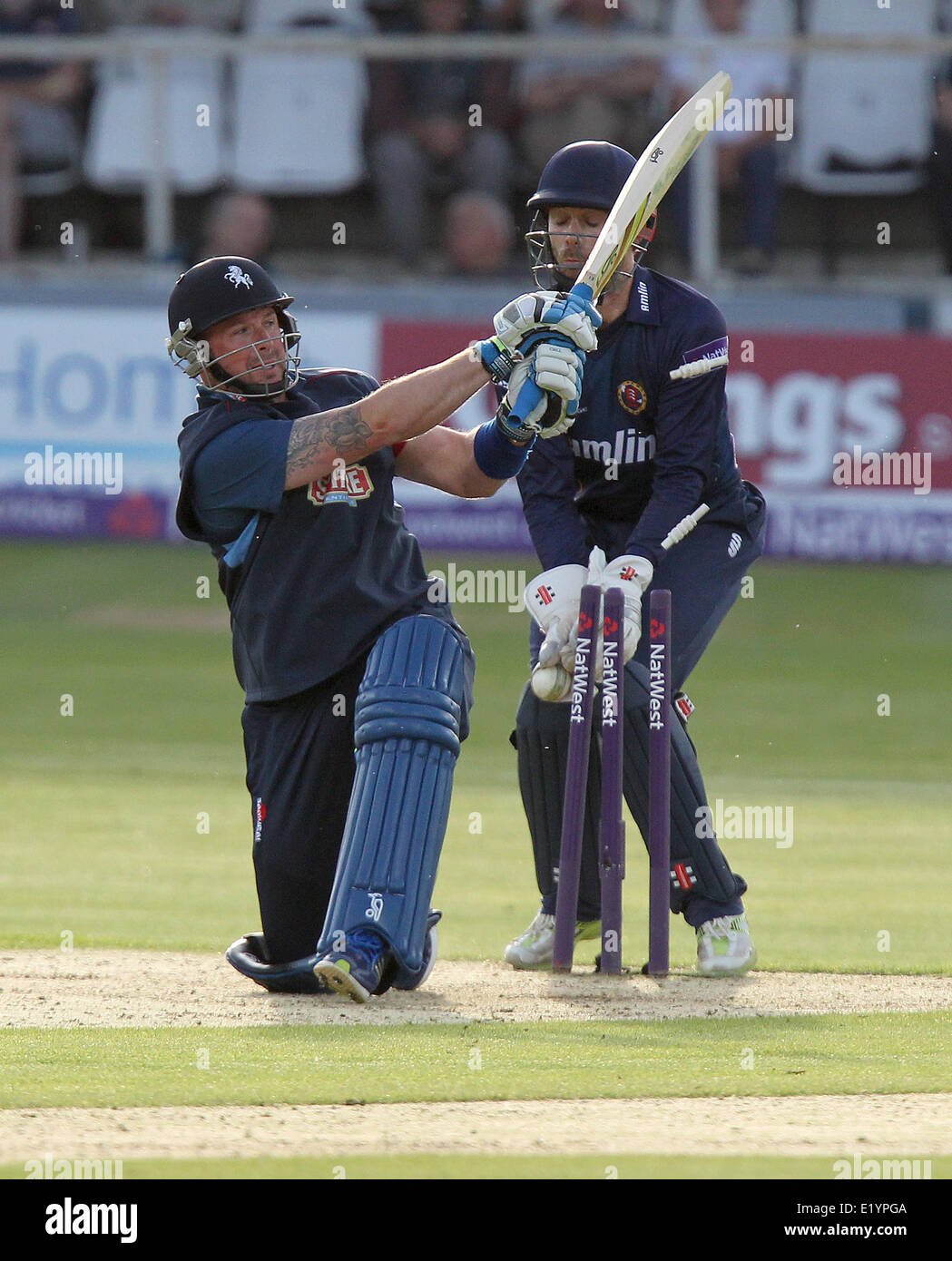 Canterbury, UK. 11. Juni 2014. Darren Stevens ist von David Masters rollte, wie James Foster während der Natwest T20 Blast Spiel zwischen Spitfires Kent und Essex Adler bei The Essex The Spitfire Boden Credit blickt auf: Action Plus Sport/Alamy Live News Stockfoto