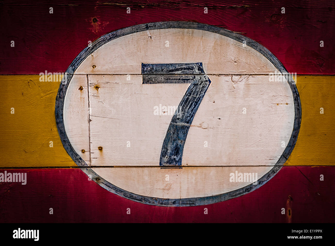 Alte bemalte Schilder mit Ziffern. Teil einer Reihe von Ziffern. Stockfoto