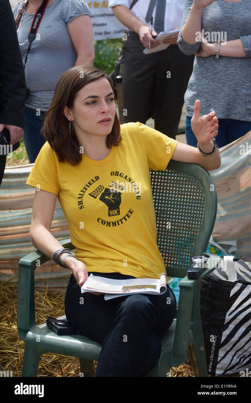 Chester, UK. 11.. Juni 2014. Elizabeth Arnold Form Pennsylvania, ein Mitglied des Organisationskomitees Shalefield befasst sich mit Anti-Fracking-Demonstranten im Upton Gemeinschaft Schutz Camp über die schädlichen Auswirkungen Fracking auf ihrer Gemeinde in Pennsylvania gehabt hat. Bildnachweis: Dave Ellison/Alamy Live-Nachrichten Stockfoto