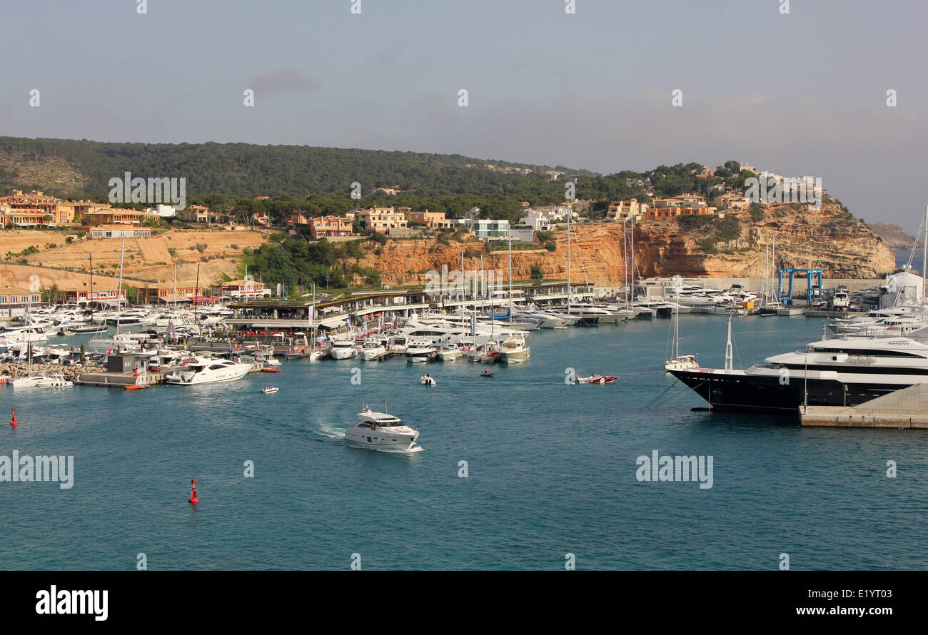 Am besten von Yachting - Port Adriano - 6. 9. Juni 2014 – nautische Event - Übersicht von Philippe Starck entworfene Superyacht Marina. Stockfoto