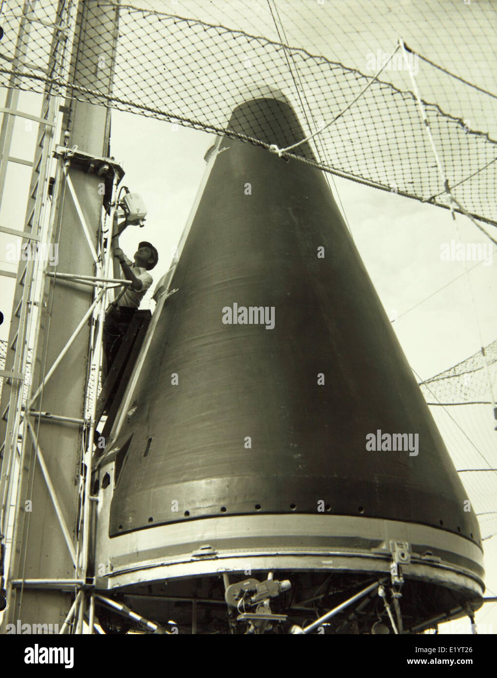 Fotos aus der Convair/General Dynamics-Anlage während des Zeitraums 1955-1969 zeigen die Tests von Flugzeugen und Verteidigungssystemen. Das Werk spielte während des Kalten Krieges eine zentrale Rolle bei der Herstellung von Flugzeugen und Militärtechnologien für die USA. Stockfoto