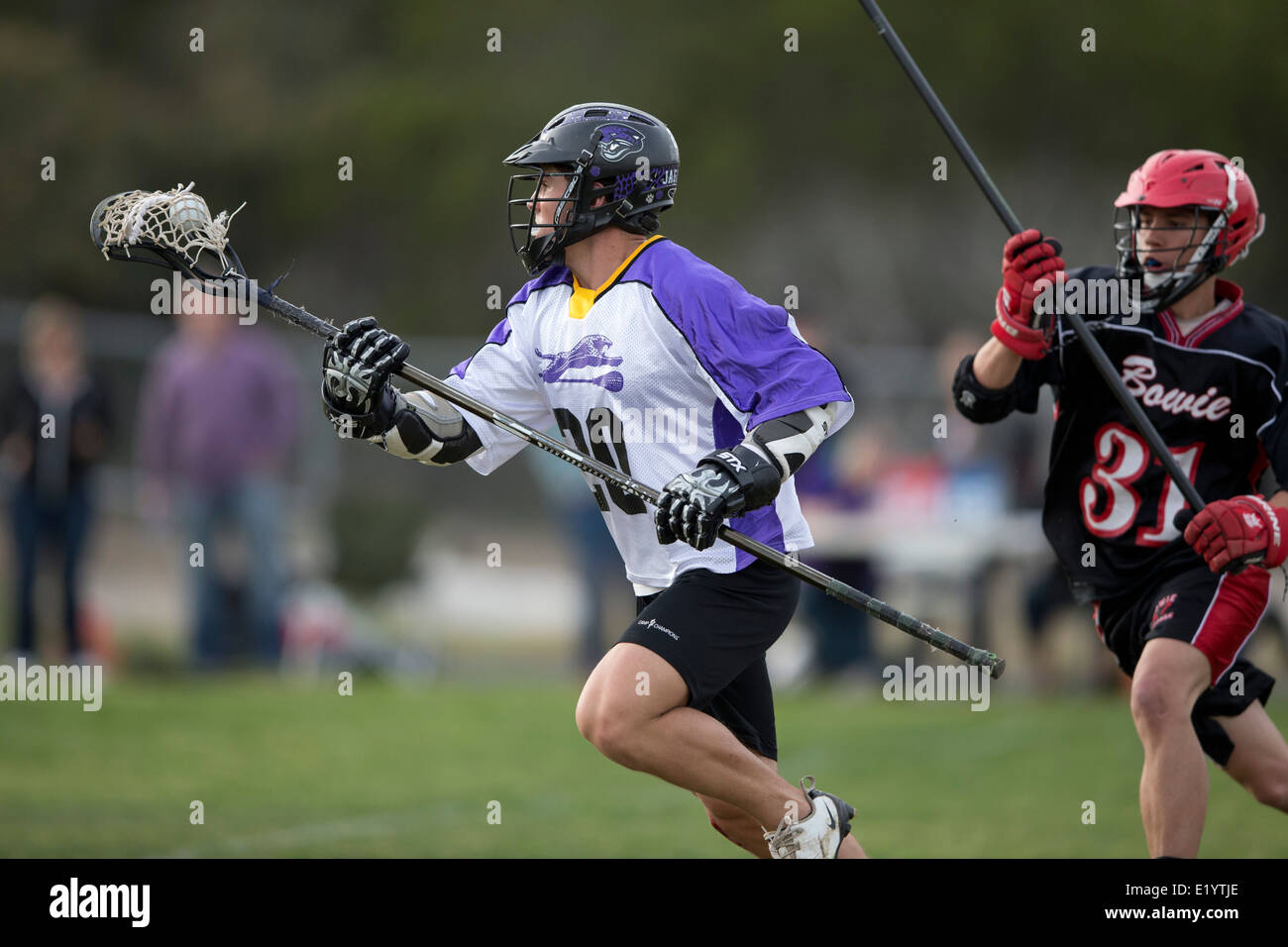 High-School-jungen tragen Helme beim konkurrieren in einem Varsity-Lacrosse-Spiel in Austin, Texas. Stockfoto