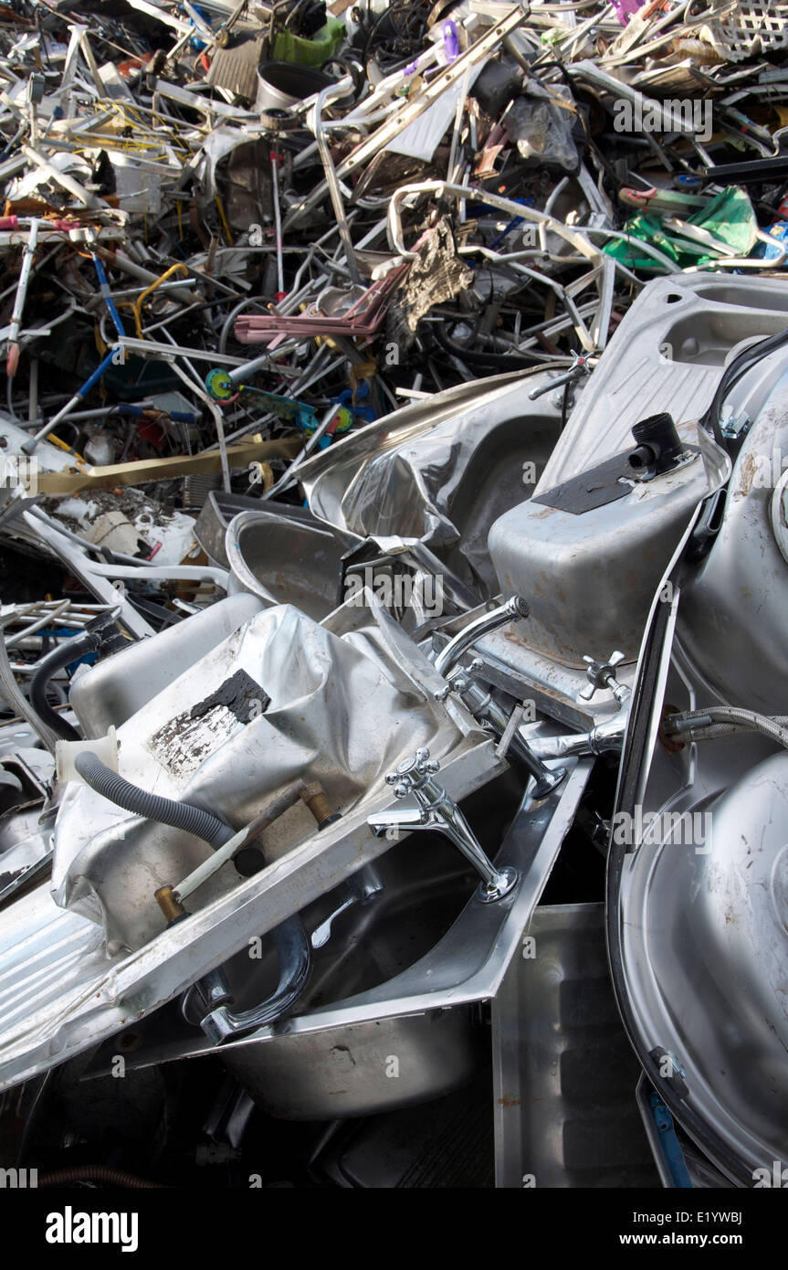 Wiedergewonnene Metalle. Haufenweise Haushalt Schrott Recycling, mit alten Edelstahl Küchenspülen im Vordergrund. Ein Abfall Dump, England, UK. Stockfoto