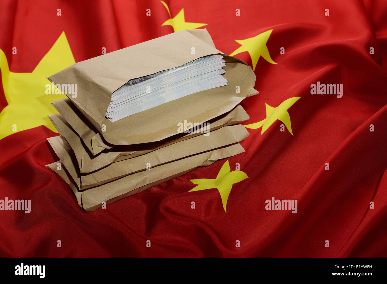 China-Flagge mit braunen Umschlägen voller Geld Stockfoto