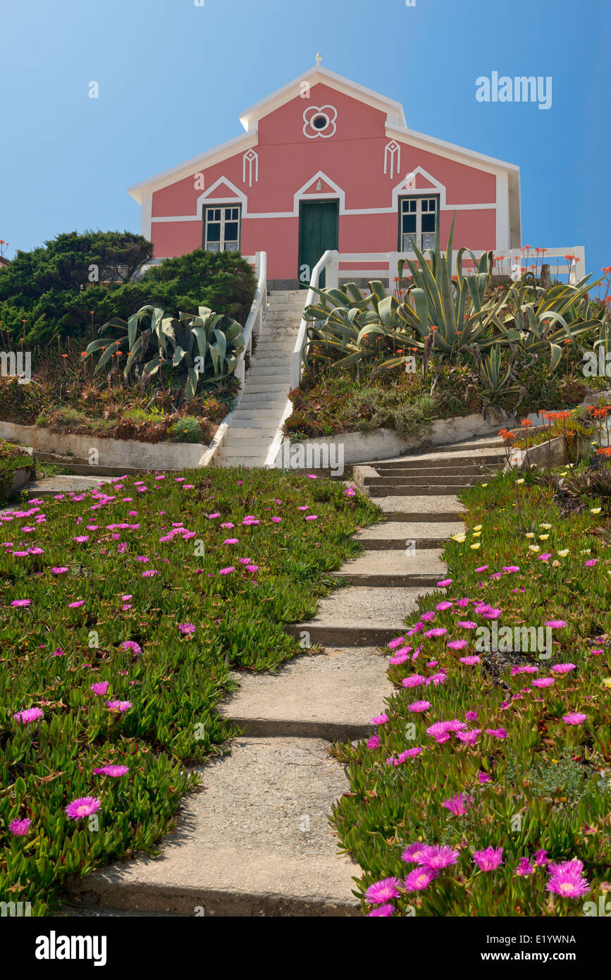 Portugal, Algarve, Costa Vicentina, Monte Clérigo, eines der bunten Dorf-Häuser Stockfoto
