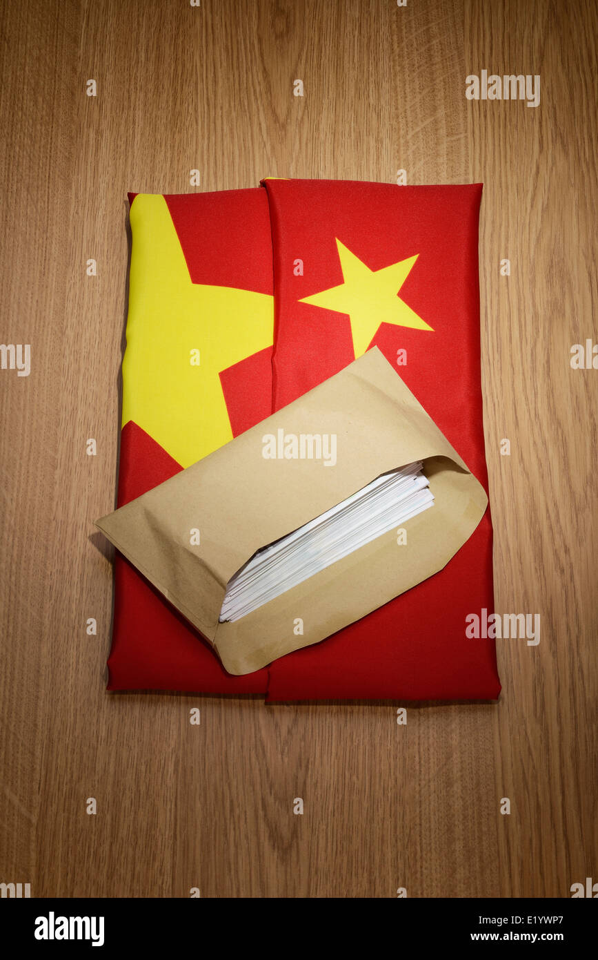 China-Flagge mit einem braunen Umschlag voller Geld Stockfoto