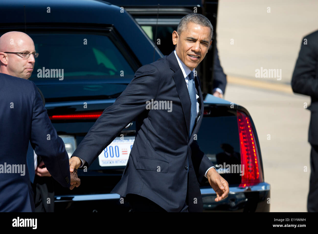 Präsident Barack Obama schüttelt Hände mit ehemaligen Handelsbeauftragte Ron Kirk (ganz links) wie er am Flughafen Austin TX kommt Stockfoto