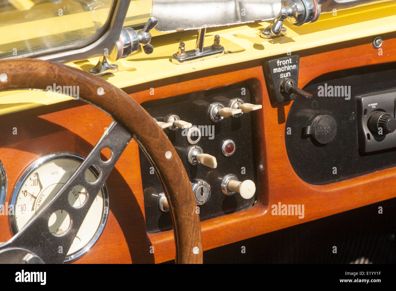 Das Innere eines Oldtimers Sport mit einer Neuheit-Schalter am Armaturenbrett Stockfoto