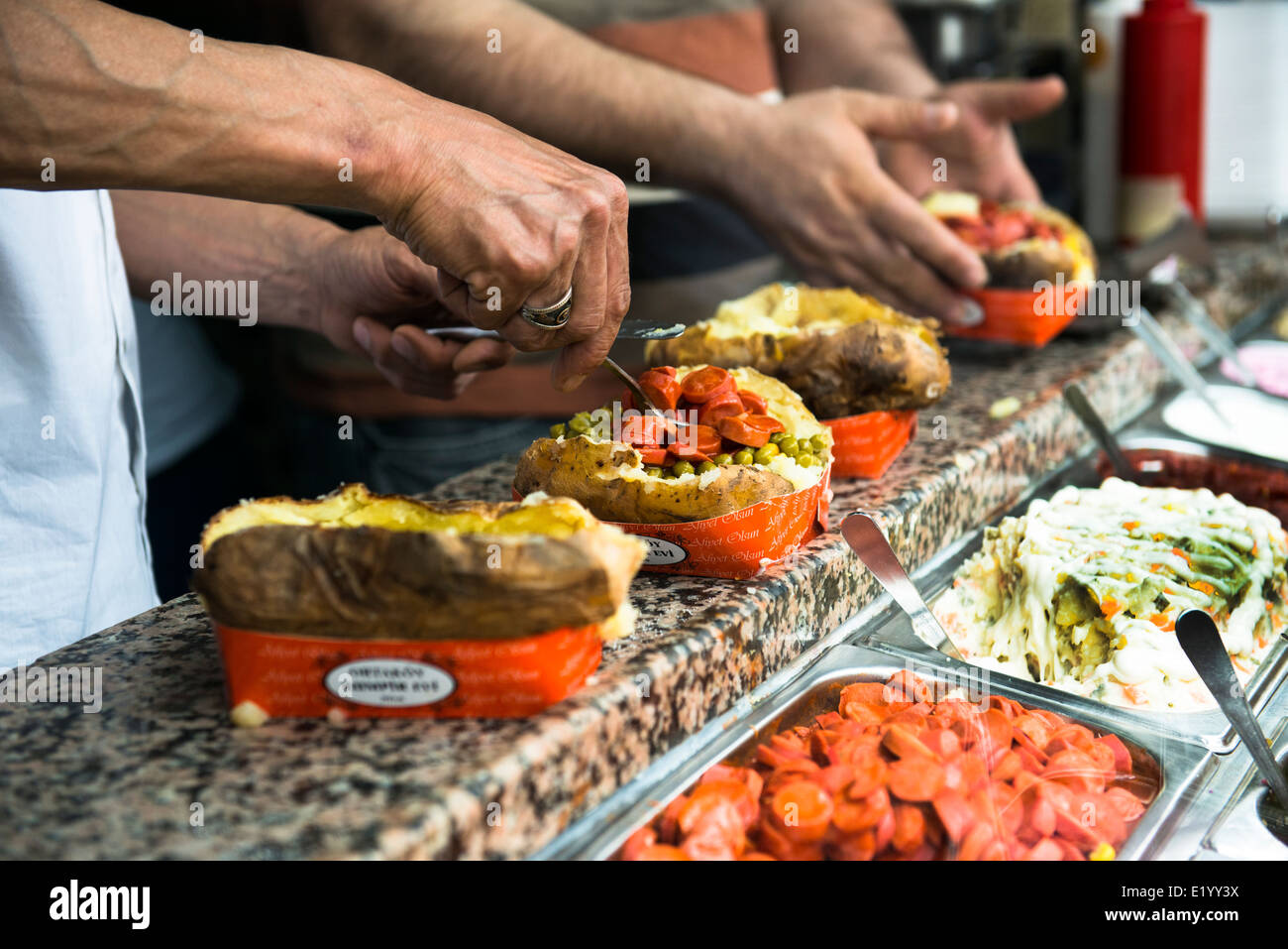 Kumpir (eine Mega große Ofenkartoffel gefüllt mit vielen leckeren Füllungen) Kartoffel ist eine sehr beliebte street Food in Ortakoy, Istanbul Stockfoto