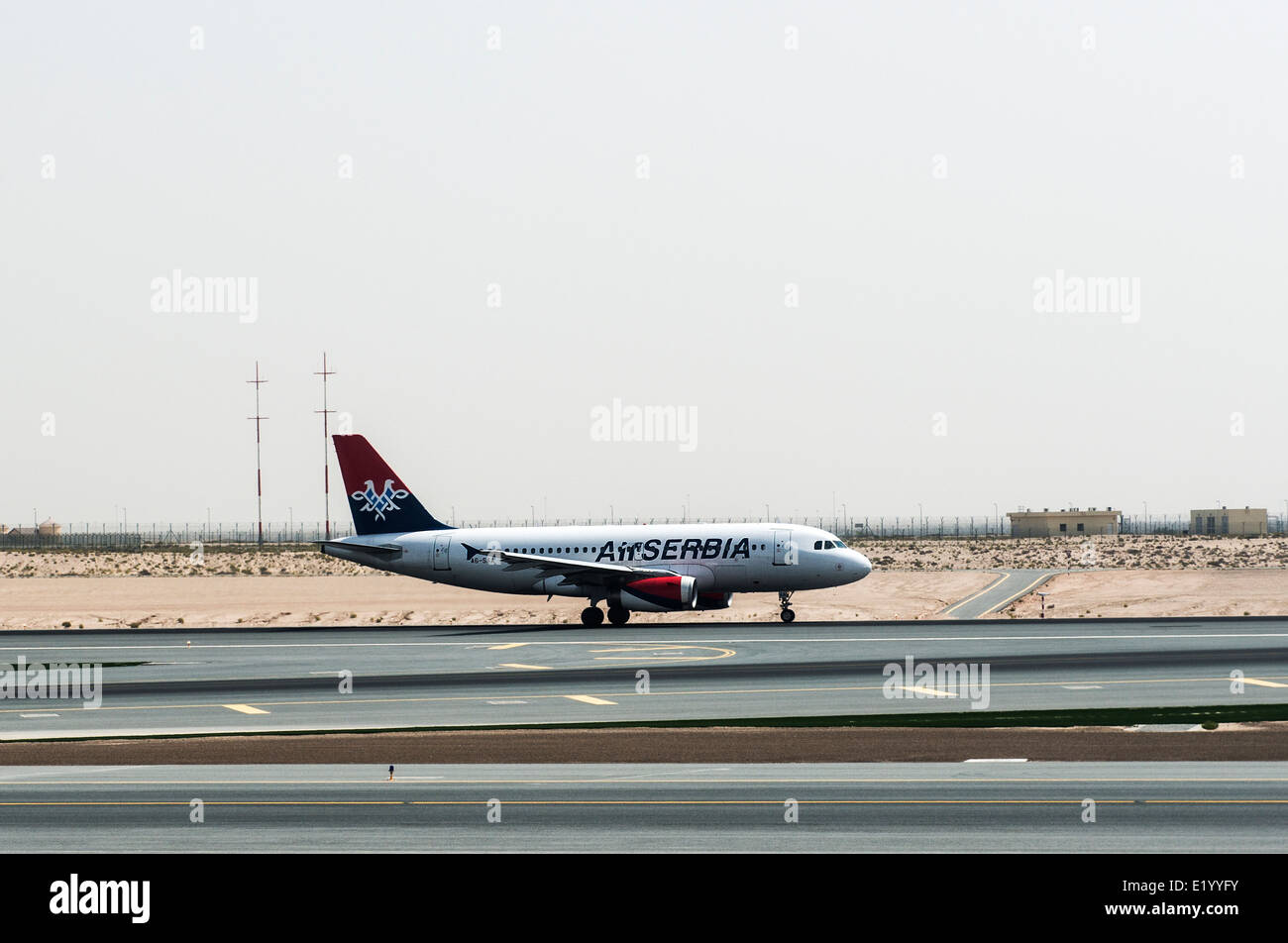 Ein Flugzeug der Air Serbia am Abu Dhabi Airport. Stockfoto