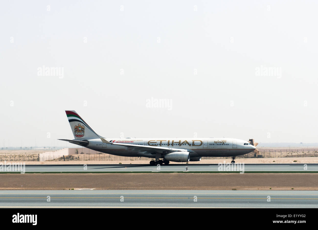 Etihad Airways Flugzeug auf der Landebahn am Flughafen in Abu Dhabi. Stockfoto