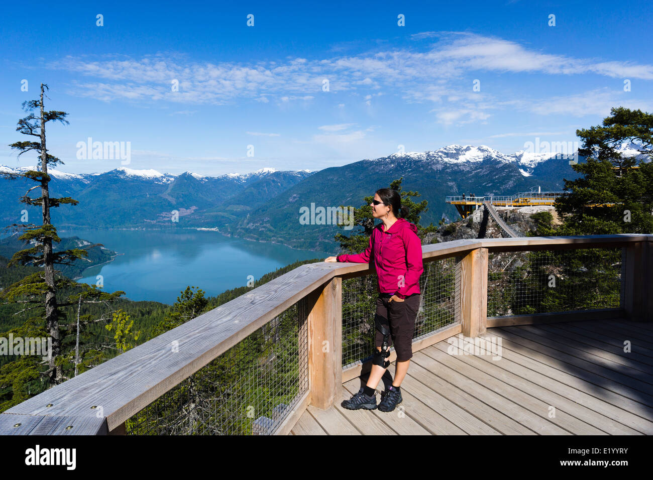 Spirit anzeigen Plattform, Blick auf Howe Sound Fjord. Sea to Sky Gondola, Squamish, British Columbia, Kanada. Stockfoto