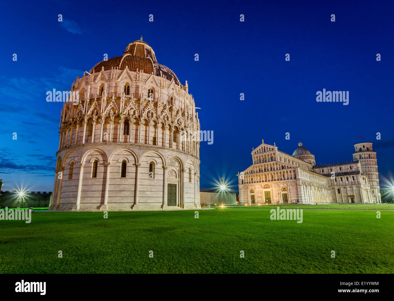 Antike Monumente in Pisa bei Sonnenuntergang Stockfoto