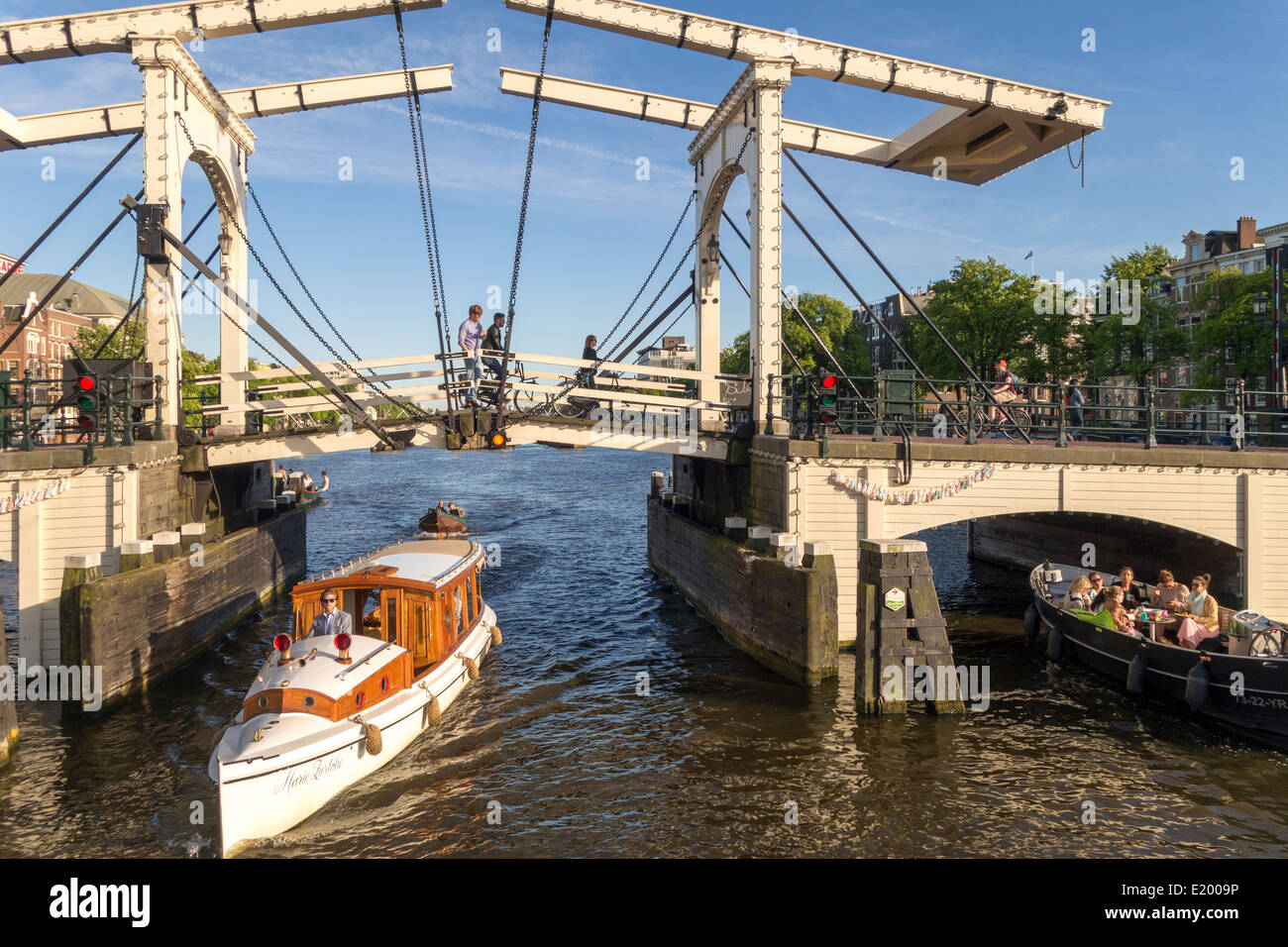 Amsterdam kleine Vintage private VIP Grachtenfahrt Boot mit Magere Brug, magere Brücke am Fluss Amstel Stockfoto
