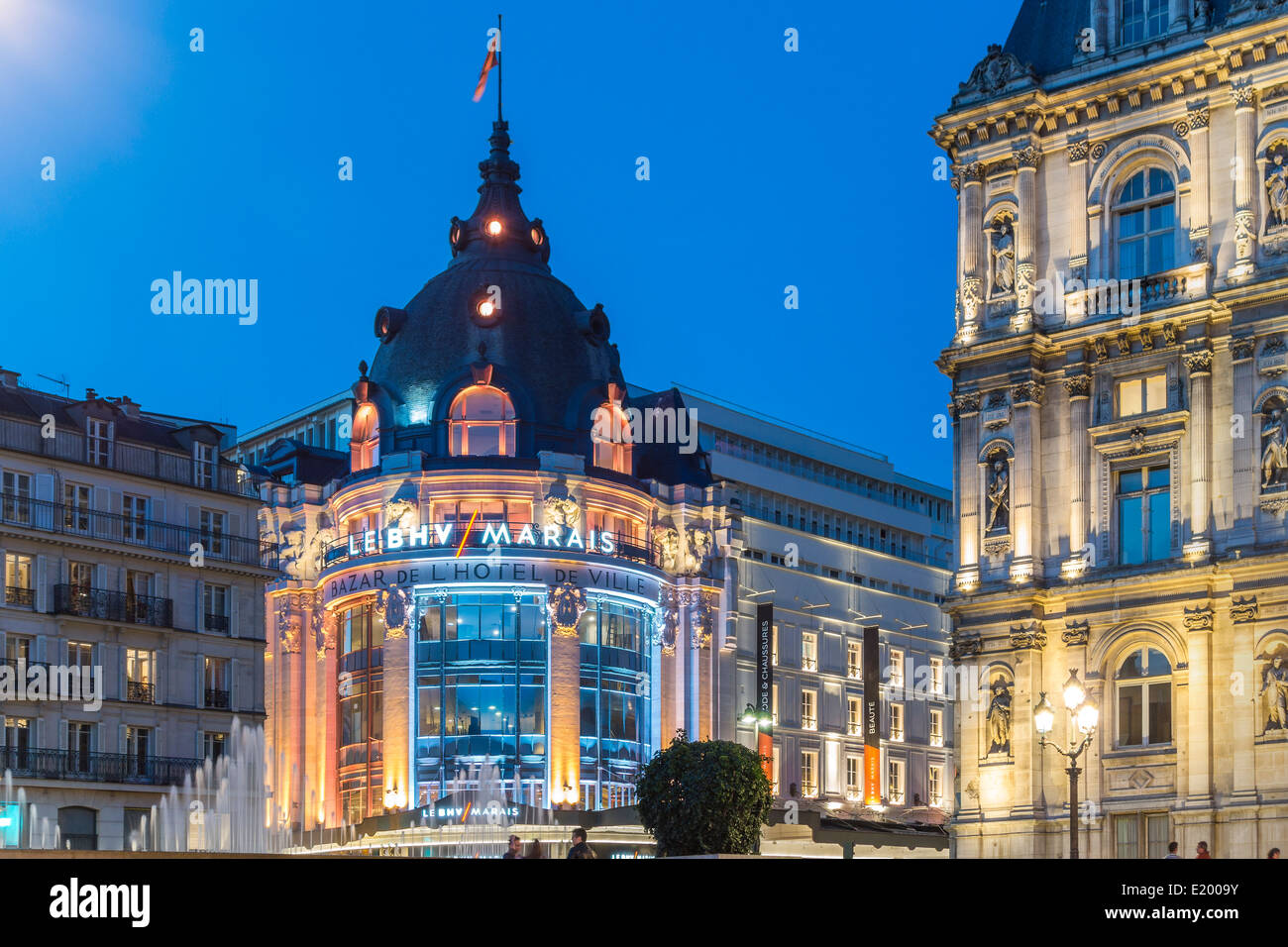 BHV Paris Marais oder Bazar de l'Hôtel de Ville. Kaufhaus auf der Rue de Rivoli. Neben dem Rathaus, auf der rechten Seite. Stockfoto