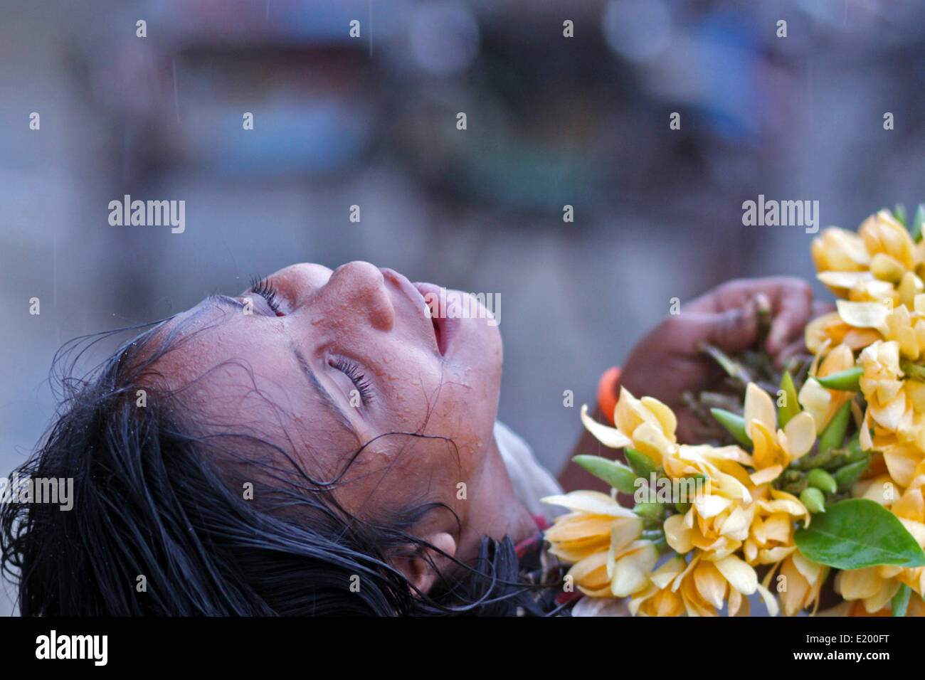 Jhumur eine Blume Verkäufer genießen Regen beim Verkauf von Blumen auf Straße. In Bangladesch mehr als ein Drittel der Bevölkerung ist jünger als 18 Jahre und fast 7 Millionen Kinder zwischen fünf und 14 Jahren haben, damit ihre Familien überleben können. Armut führt viele Familien hier, ihre Kinder zur Arbeit schicken und niedrigen Durchsetzung der Arbeit hier ist zu hart. Kind inländischen Service ist eine weit verbreitete Praxis in Bangladesch. Die Mehrheit der Kind Hausangestellte sind in der Regel 12 und 17 Jahre alt sein. Kinder im Alter von 5 oder 6 Jahre alt können aber auch sein gefunden arbeiten. Eine Befragung von minderjährigen Hausangestellten gefunden, dass 38 Prozent Stockfoto