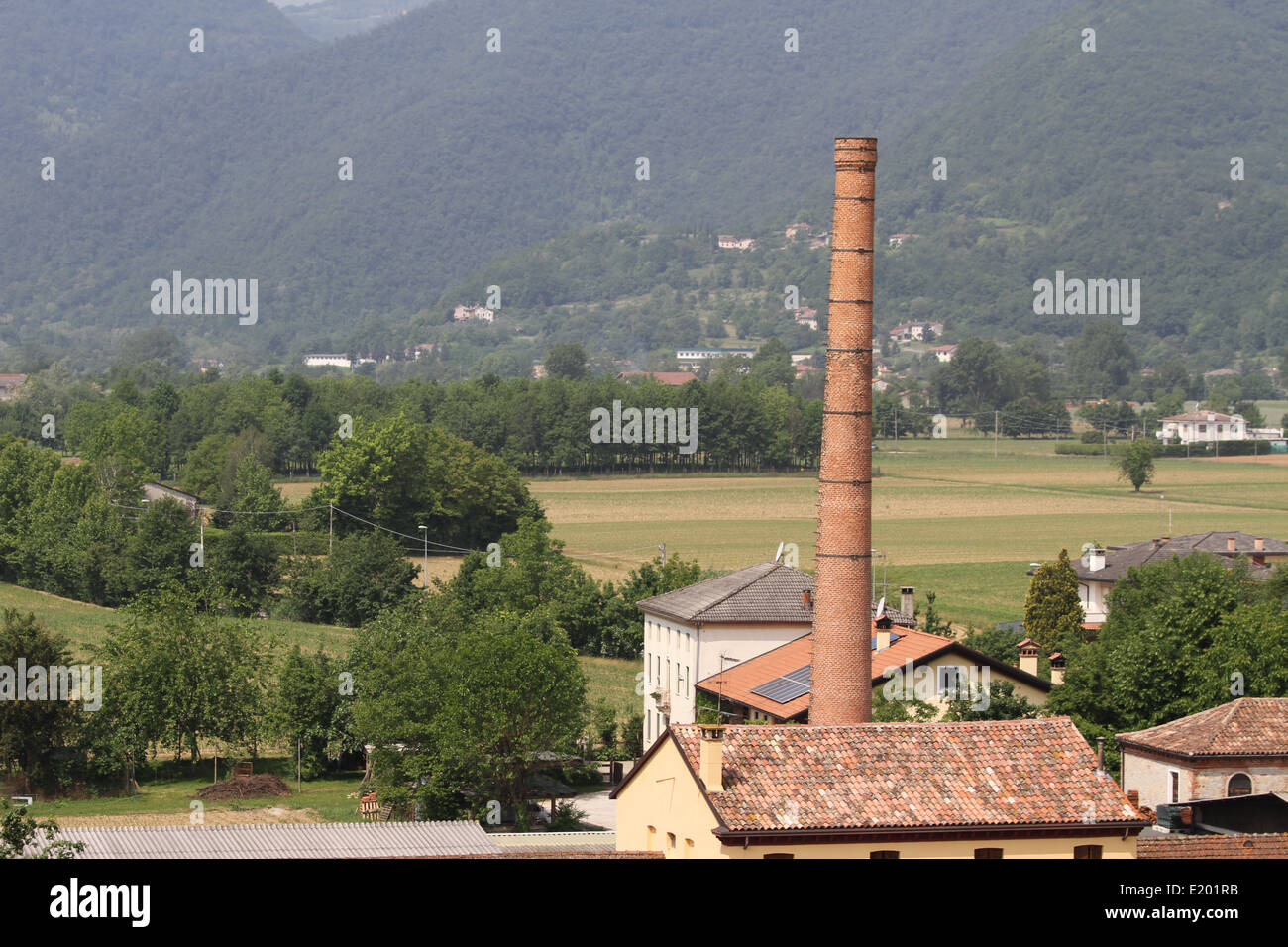 Alte gemauerte Schornstein einer alten Fabrik in Italien Stockfoto