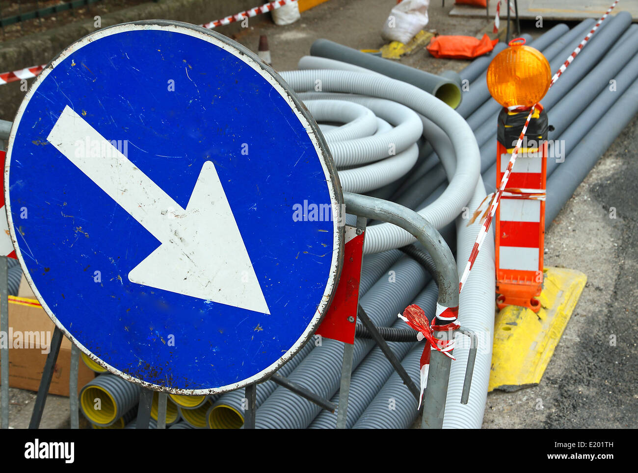 Blaues Schild Mit Weißem Pfeil Stockfotos und bilder Kaufen Alamy
